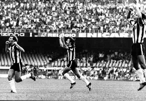 Jogadores festejam gol contra o São Paulo, no triangular decisivo do Brasileiro de 1971 - O Cruzeiro/Arquivo EM/D.A Press