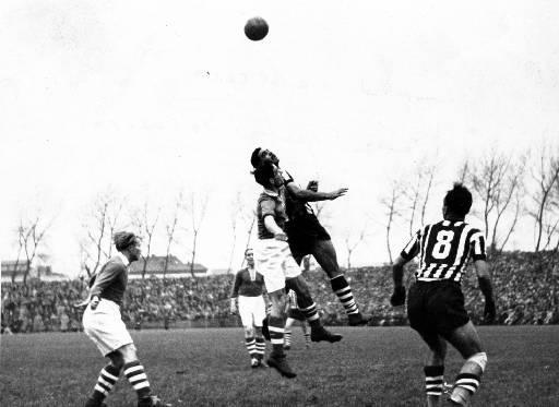 Em novembro de 1950, Galo disputou várias partidas na Europa, numa elas, enfrentou o Schalke da Alemanha e venceu por 3 a 1 - Arquivo EM/D.A Press