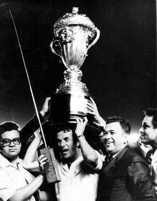 Telê Santana, técnico campeão em 1971 festeja com a taça de campeão - O Cruzeiro/Arquivo EM/D.A Press