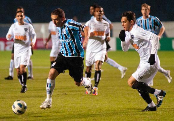 Lance da partida entre Grêmio e Atlético, no Olímpico - Ramiro Furquim/AGIF/Folhapress 