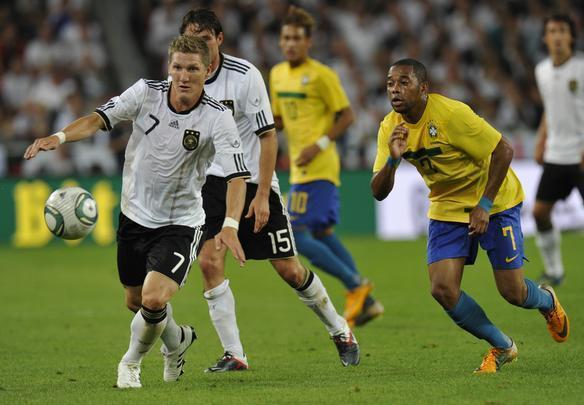 Schweinsteiger, autor do gol de pênalti, escapa da marcação de Robinho - AFP PHOTO  / THOMAS KIENZLE