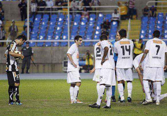 Lance da partida entre Botafogo e Atlético, no Engenhão, pela Sul-Americana - Rudy Trindade/Folhapress