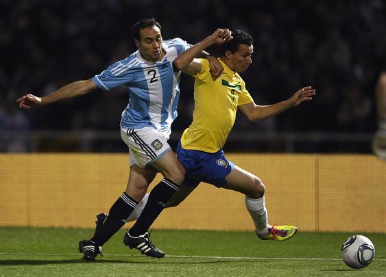 Leandro Damião deu trabalho aos defensores da Argentina - AFP PHOTO / Alejandro PAGNI 