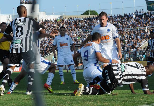 Duelo decisivo na fuga do rebaixamento do Campeonato Brasileiro, em Fortaleza - Jorge Gontijo/EM/D.A. Press