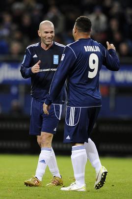 Ronaldo marcou um gol no jogo contra a pobreza após tabela com Drogba - AFP PHOTO / OLIVER HARDT 