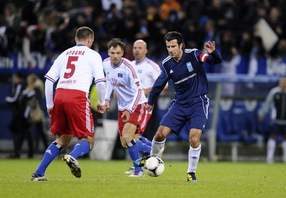 Ronaldo marcou um gol no jogo contra a pobreza após tabela com Drogba - AFP PHOTO / OLIVER HARDT 