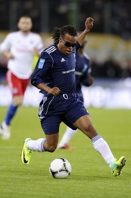 Ronaldo marcou um gol no jogo contra a pobreza após tabela com Drogba - AFP PHOTO / OLIVER HARDT 