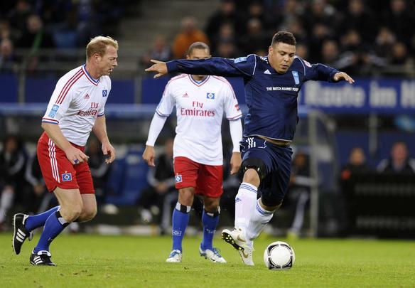 Ronaldo marcou um gol no jogo contra a pobreza após tabela com Drogba - AFP PHOTO / OLIVER HARDT 