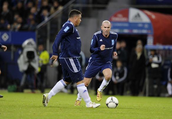 Ronaldo marcou um gol no jogo contra a pobreza após tabela com Drogba - AFP PHOTO / OLIVER HARDT 