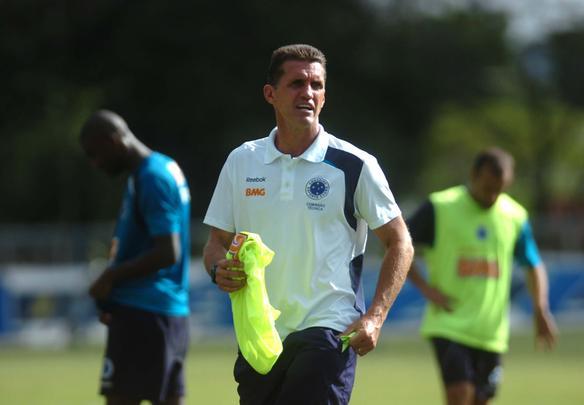 Torcedor cruzeirense fica frente a frente com o time pela primeira vez na temporada 2012 - Alexandre Guzanshe/EM/D.A Press