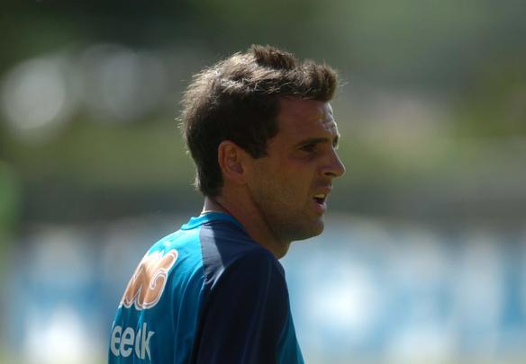 Torcedor cruzeirense fica frente a frente com o time pela primeira vez na temporada 2012 - Alexandre Guzanshe/EM/D.A Press