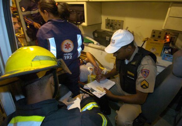Polícia faz o Boletim de Ocorrência enquanto zagueiro é atendido pelo Samu - Beto Magalhães/EM/DAPress