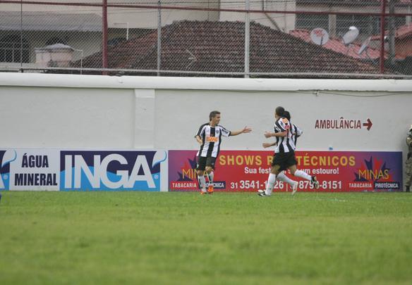 Imagens do duelo entre Villa Nova e Atlético em Nova Lima - Marcos Michelin/EM/D. A Press
