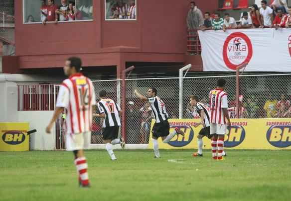 Imagens do duelo entre Villa Nova e Atlético em Nova Lima - Marcos Michelin/EM/D. A Press