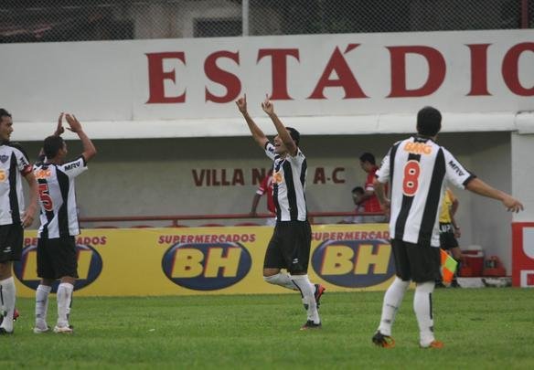Imagens do duelo entre Villa Nova e Atlético em Nova Lima - Marcos Michelin/EM/D. A Press