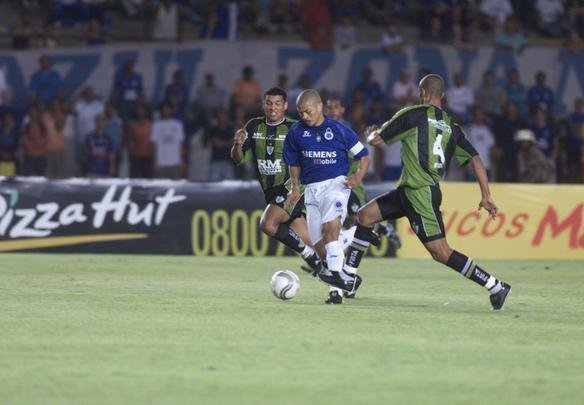 Na semifinal do Mineiro de 2004, Cruzeiro eliminou o América com duas vitórias e acabou campeão superando o Atlético na final - Arquivo/EM