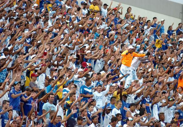 Cruzeiro virou para cima do América debaixo de muita chuva - Alexandre Guzanshe/EM/D.APress