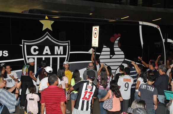 Jogadores receberam o carinho da torcida alvinegra no aeroporto - Sidney Lopes/EM/D.A Press