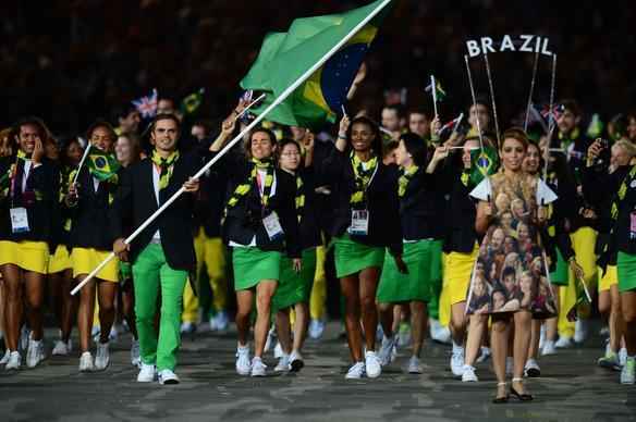Com Rodrigo Pessoa de porta-bandeira, delegação brasileira participa da cerimônia de abertuda da Olimpíada, no Estádio Olímpico de Londres  - Reuters/AFP