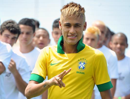 Neymar apresenta novo uniforme da Seleção Brasileira para Copa das Confederações - Reuters/AFP