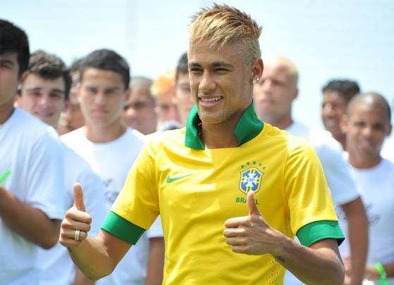 Neymar apresenta novo uniforme da Seleção Brasileira para Copa das Confederações - Reuters/AFP