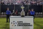 Taça da Libertadores exposta no Defensores del Chaco