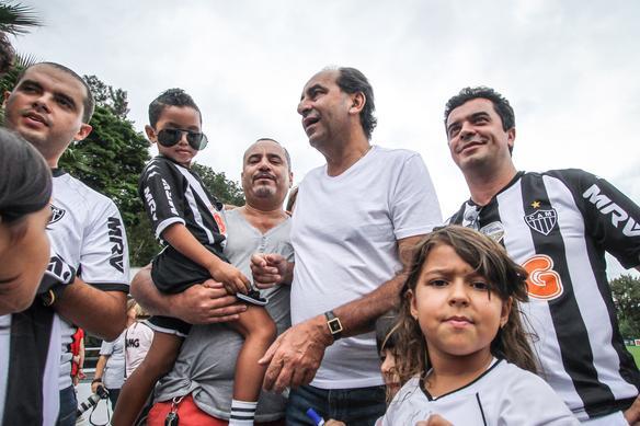 Atlético fecha preparativos para a decisão do Mineiro. Torcedores tietam R10 e Kalil na Cidade do Galo - Bruno Cantini/ Atlético