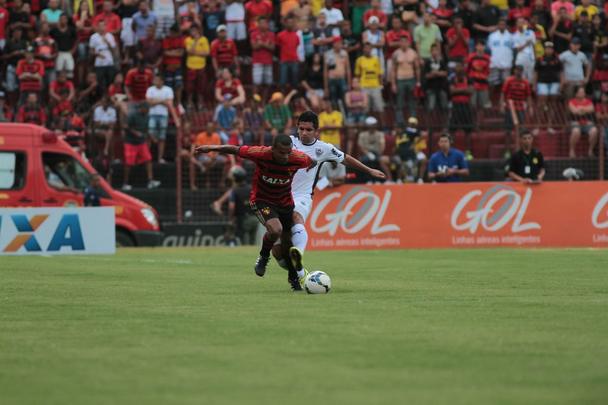 Falhas defensivas e pouca inspiração do ataque determinam derrota do