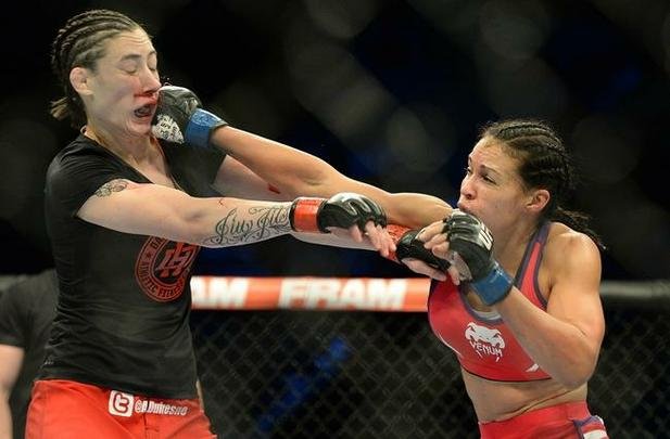 Marion Reneau (roupa vermelha) venceu Alexis Dufresne por decisão unânime