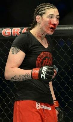 Marion Reneau (roupa vermelha) venceu Alexis Dufresne por decisão unânime