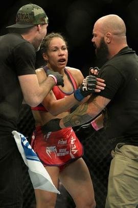 Marion Reneau (roupa vermelha) venceu Alexis Dufresne por decisão unânime