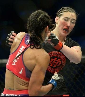 Marion Reneau (roupa vermelha) venceu Alexis Dufresne por decisão unânime