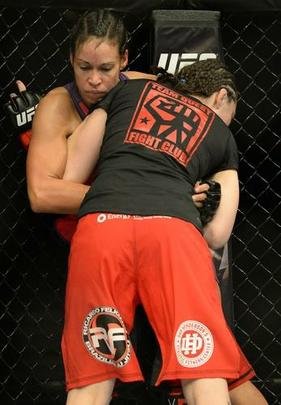 Marion Reneau (roupa vermelha) venceu Alexis Dufresne por decisão unânime