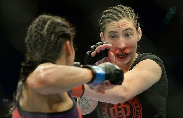 Marion Reneau (roupa vermelha) venceu Alexis Dufresne por decisão unânime