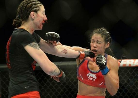 Marion Reneau (roupa vermelha) venceu Alexis Dufresne por decisão unânime