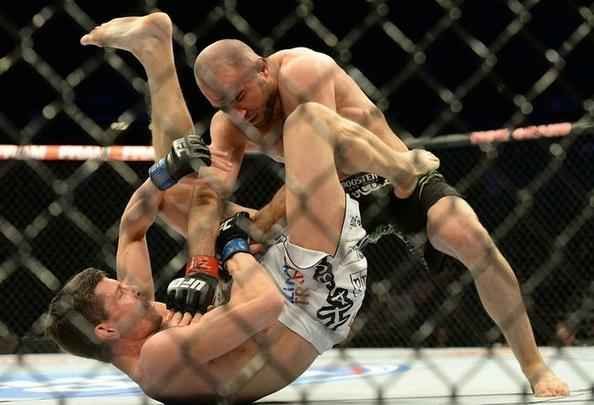 Omari Akhmedov (bermuda preta e luvas vermelhas) venceu Matts Nilsson por decisão unânime