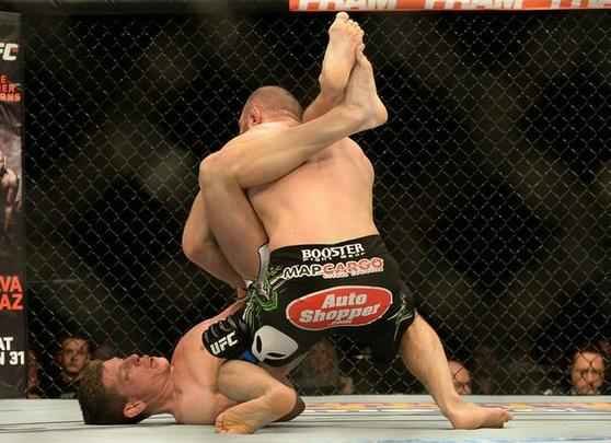 Omari Akhmedov (bermuda preta e luvas vermelhas) venceu Matts Nilsson por decisão unânime