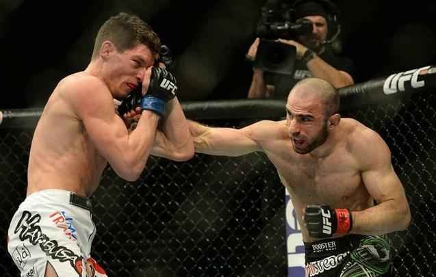 Omari Akhmedov (bermuda preta e luvas vermelhas) venceu Matts Nilsson por decisão unânime