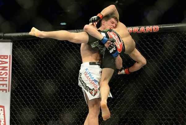 Omari Akhmedov (bermuda preta e luvas vermelhas) venceu Matts Nilsson por decisão unânime