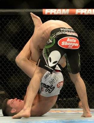 Omari Akhmedov (bermuda preta e luvas vermelhas) venceu Matts Nilsson por decisão unânime