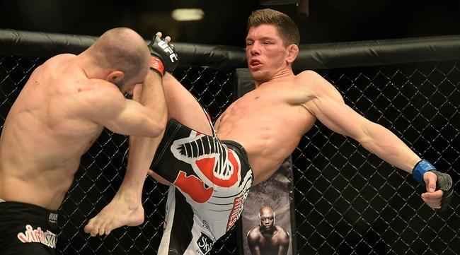 Omari Akhmedov (bermuda preta e luvas vermelhas) venceu Matts Nilsson por decisão unânime