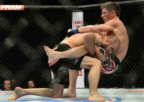 Omari Akhmedov (bermuda preta e luvas vermelhas) venceu Matts Nilsson por decisão unânime