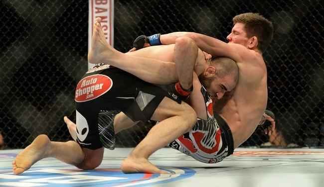 Omari Akhmedov (bermuda preta e luvas vermelhas) venceu Matts Nilsson por decisão unânime