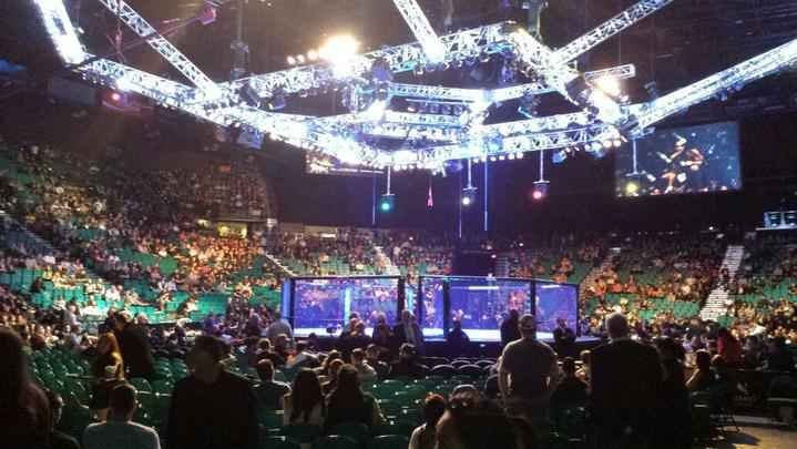 Público começa a se aglomerar nas arquibancadas da MGM Grand Garden Arena