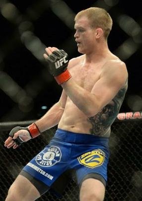 Evan Dunham (bermuda azul) venceu Rodrigo Damm por decisão unânime