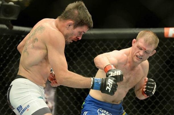 Evan Dunham (bermuda azul) venceu Rodrigo Damm por decisão unânime