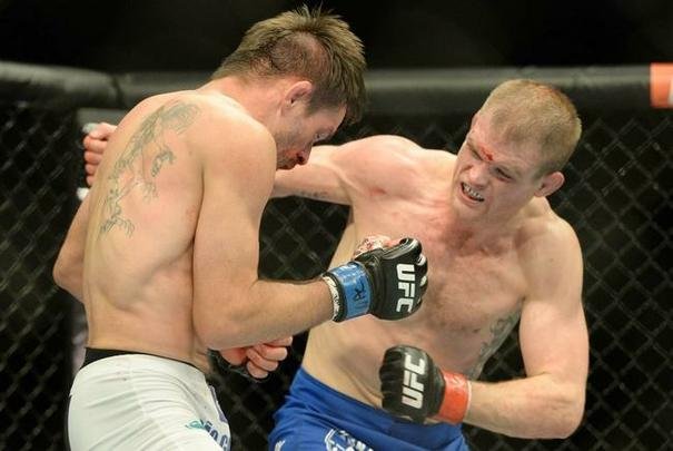 Evan Dunham (bermuda azul) venceu Rodrigo Damm por decisão unânime