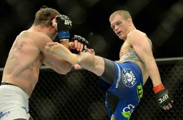 Evan Dunham (bermuda azul) venceu Rodrigo Damm por decisão unânime