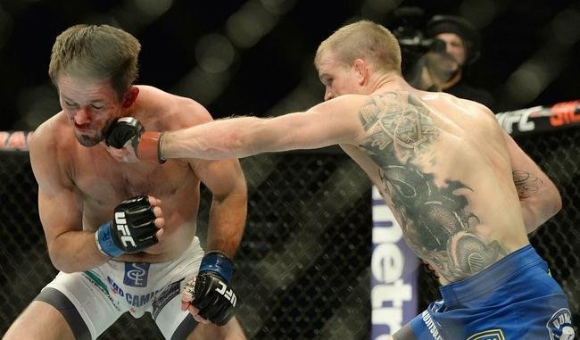 Evan Dunham (bermuda azul) venceu Rodrigo Damm por decisão unânime