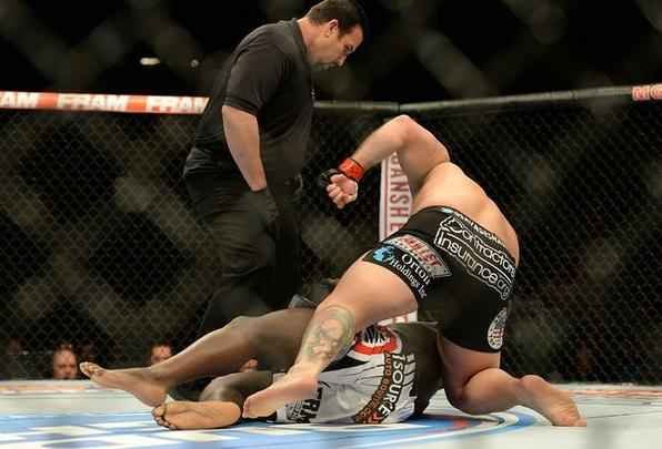 Shaw Jordan (bermuda preta e luvas vermelhas) venceu Jared Cannonier por nocaute no primeiro round